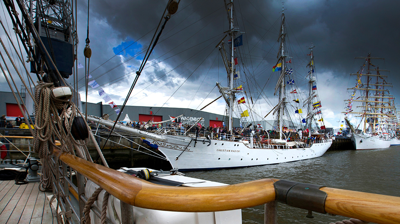 Tall Ships aangemeerd in de haven van Delfzijl tijdens DelfSail 2016
