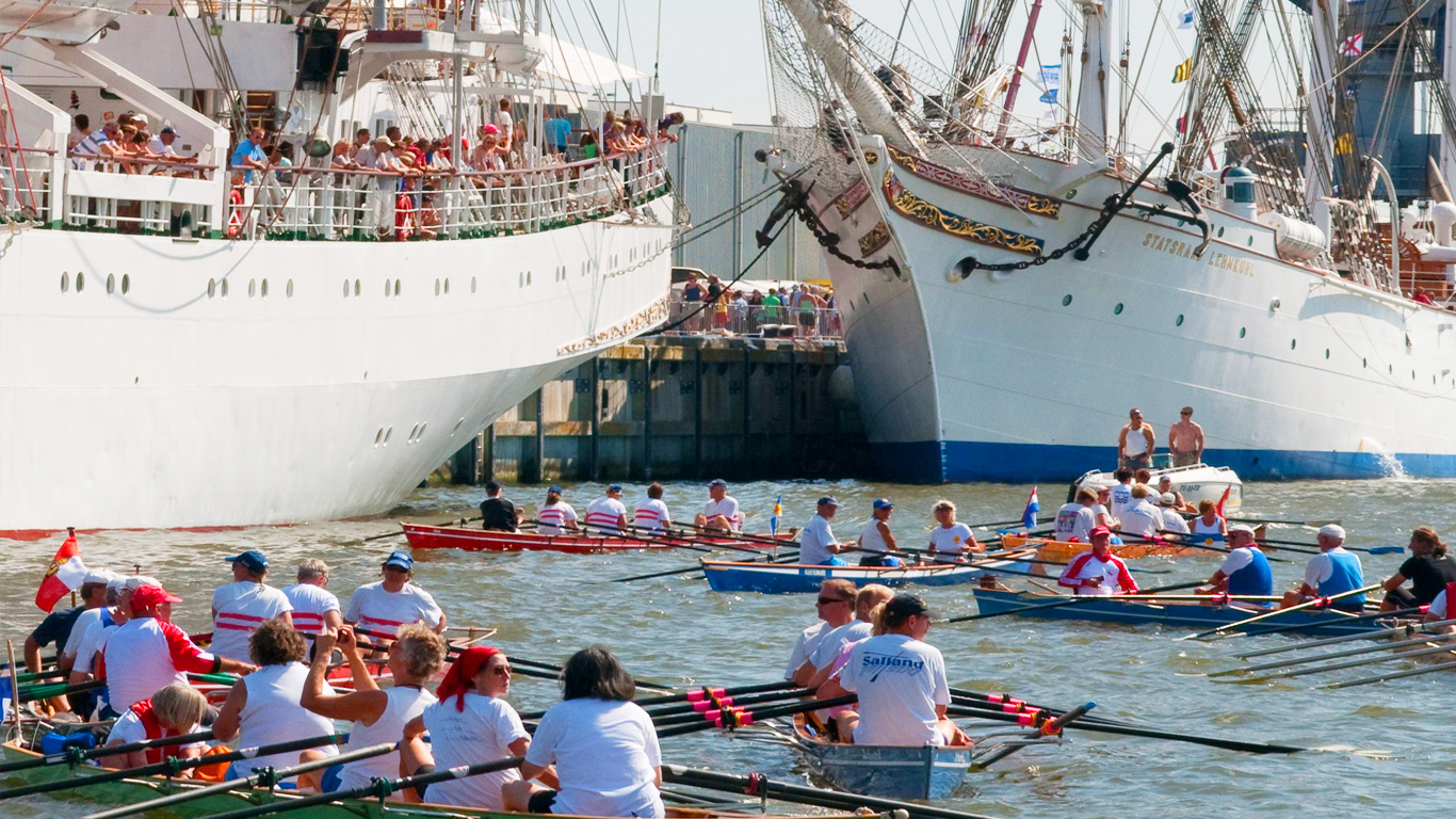 Roeien tussen de Tall Ships