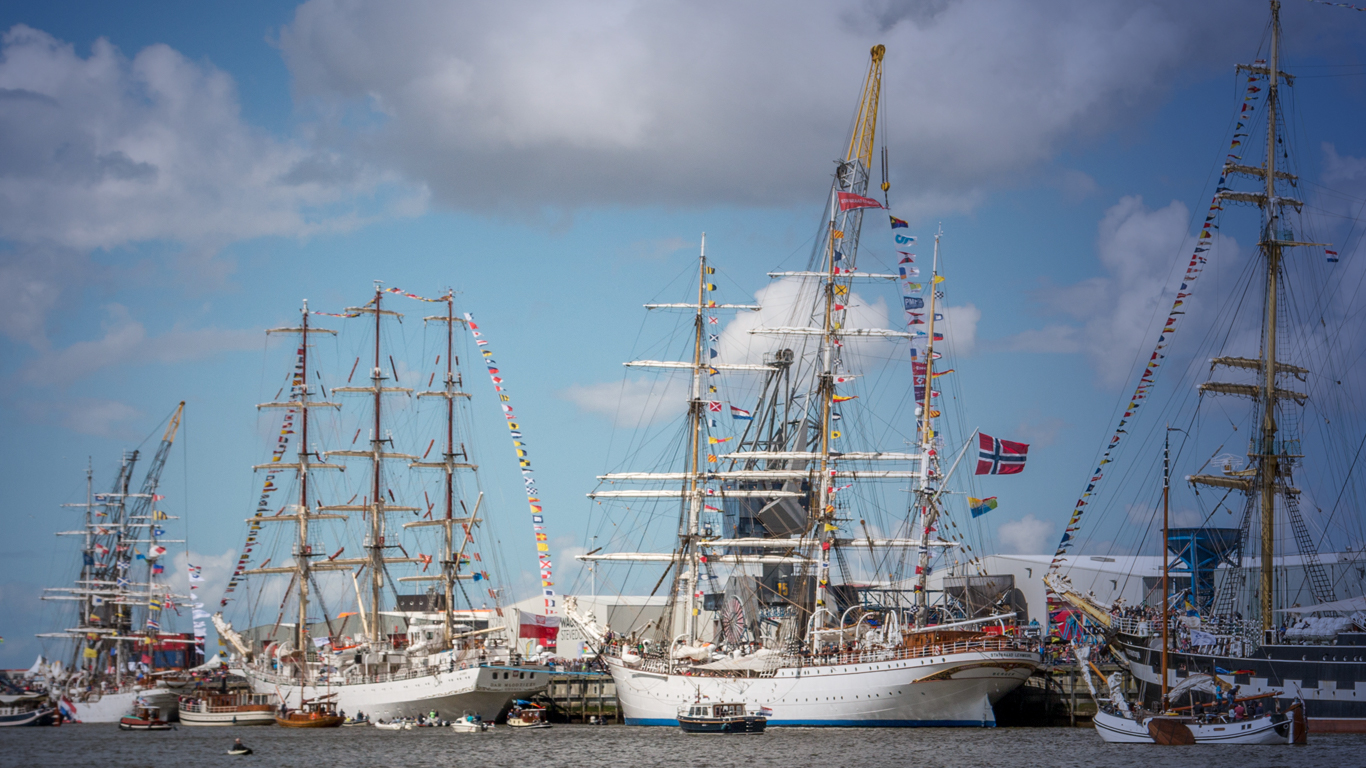 Roeien tussen de Tall Ships