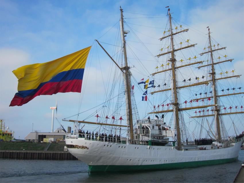 De bemanning op de ‘Gloria’ bracht in 1998 al zingend een saluut aan de haven van Delfzijl