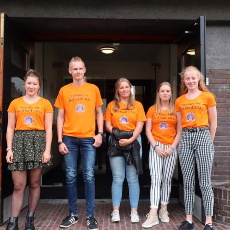 Trainees van DelfSail presenteren zich in Delfzijl