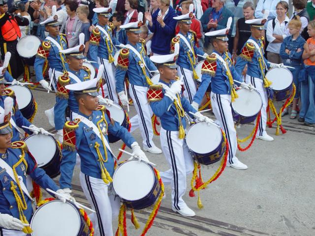 ...en de zingende en dansende crew van de onvergetelijke Dewaruci