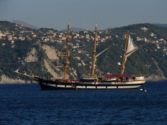 De Italiaanse Marine stuurt dit keer de ‘Palinuro’, ook een indrukwekkend schip tussen de tientallen andere Tall Ships. (bron: https://en.wikipedia.org/wiki/Italian_training_ship_Palinuro)