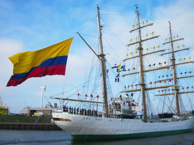 De bemanning op de ‘Gloria’ brengt al zingend een saluut aan de haven van Delfzijl