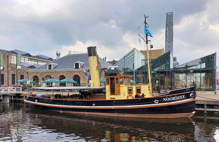 Stoomsleepboot de Noordzee aangemeerd in de thuishaven van Den Helder (Willemsoord)