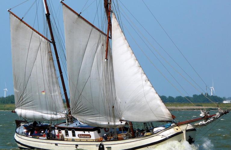 Zeilend Grand Café Schuttevaer aan de wind